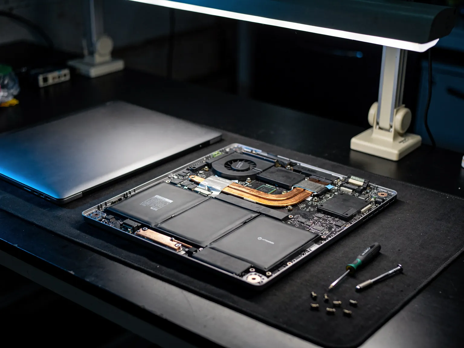 Illustration: Laptops & Tablets repair
